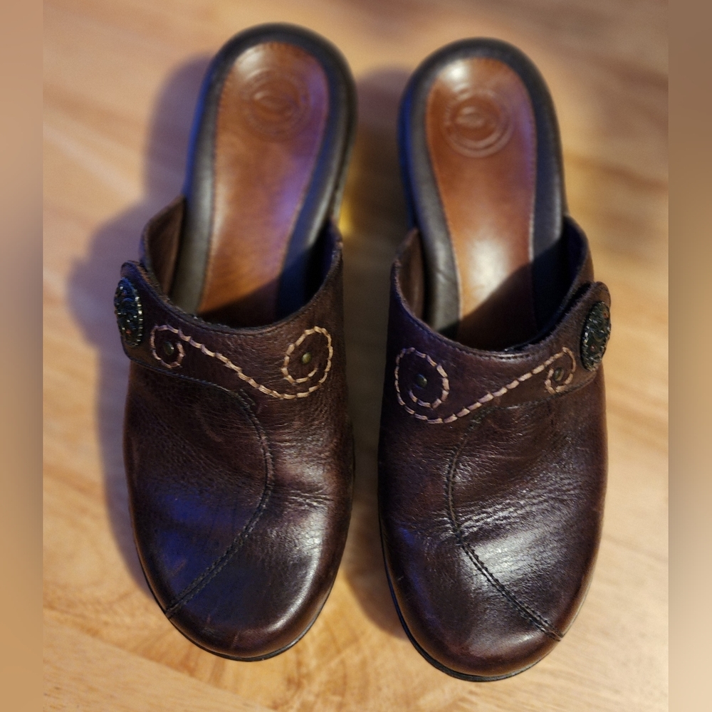 Womens Nurture Hilltop211 size 7 clogs